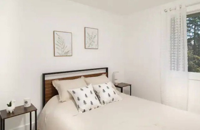 Cozy 3- Bedroom home with 5 person Hottub.