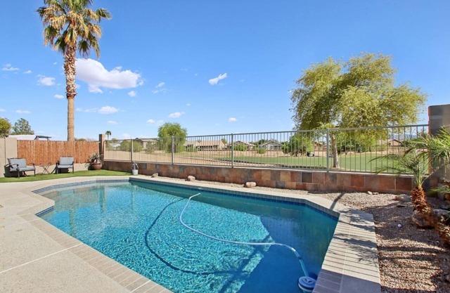 Cozy 3 bedroom home with private heated pool on a golf course with mountain view