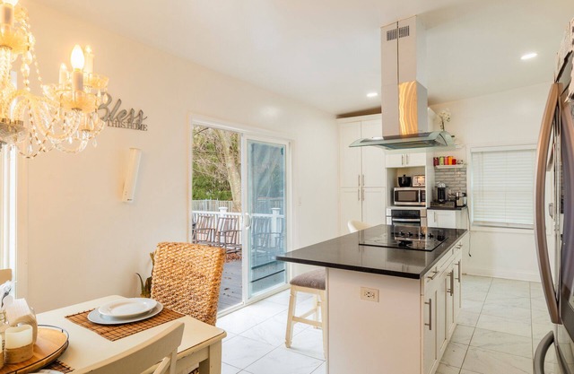 Cozy 3-bedroom house in enjoyable East Windsor with AC, WiFi & car charging