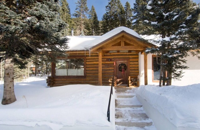 Cozy 3-bedroom cabin in charming Taos Ski Valley with WiFi