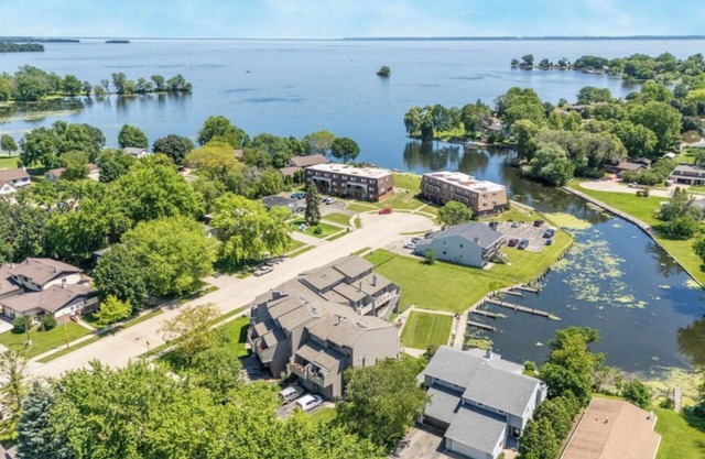 Cozy 3-br Oshkosh condo on Lake Winnebago canal. EAA, Lifest, XRoads,