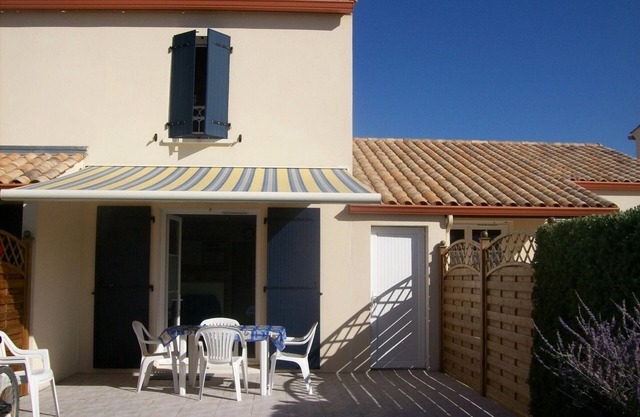 Cozy 3-Room House with Pool, 100m from Beach in Bretignolles-sur-Mer, Sleeps 4