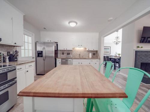 Cozy 3BR Bungalow - City Views - Firepit -Football