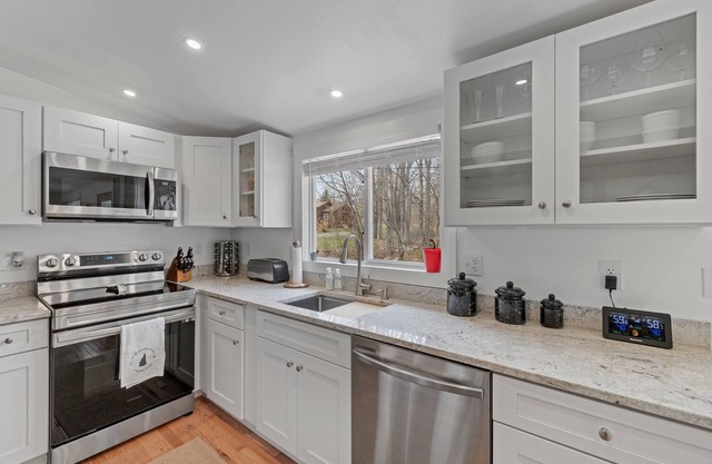 Cozy 3BR Retreat in Downtown Bethlehem - Hot Tub, Trails, Near Ski & Hike