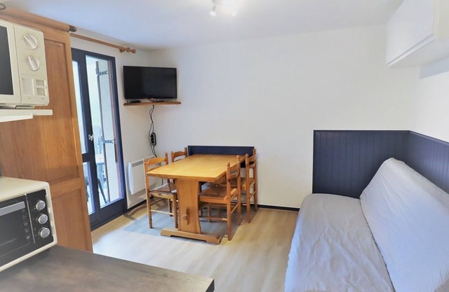 Cozy 4/5 Pers Apartment with Balcony, Pool Access & Close to Ski - 2 Stars