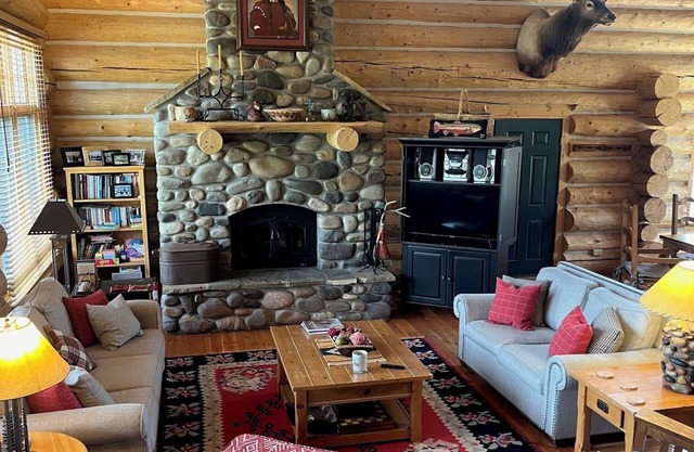 Cozy 4-bedroom cabin in awesome Big Sky with Hot Tub!