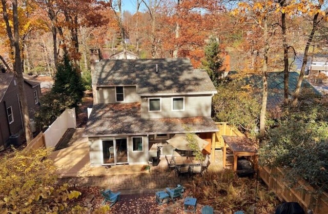 Cozy 4-bedroom cottage with WiFi and AC in gorgeous Lake Harmony
