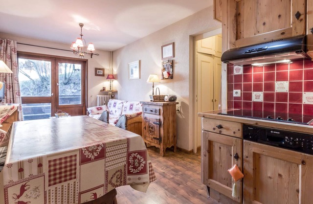 Cozy 4-Person Apartment, Ski Lifts Nearby, Parking, 3-Star Comfort, La Clusaz