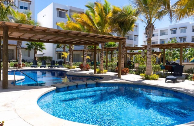 Cozy 4 Person Apartment, Pool & Beach Nearby!