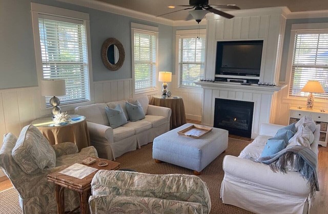 Cozy 5BR Lincoln City Escape | Storm Watching, Fireplace & Porch