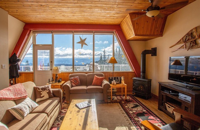 Cozy A-Frame Mountain Suite w/Fireplace & Deck