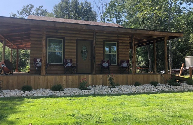 Cozy Aggie Game-Day Country Cabin w/full porch and outdoor amenities