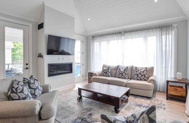 COZY AND BRIGHT 5 BR LAKE ROSSEAU COTTAGE W/GREAT VIEWS, POOL AND BEACH ACCESS!