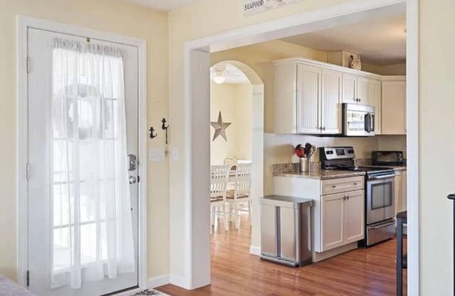 Cozy and Clean Summer Cottage w/Pool & Hot Tub