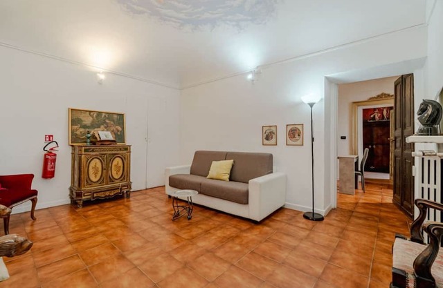 Cozy and elegant apartment that can accommodate up to 4 people, located in city center, a 13 minute walk from Porta Nuova railway and metro station, and 10 minutes walk from Piazza Vittorio Veneto, Valentino Park and the renowned Via Lagrange, an ideal s