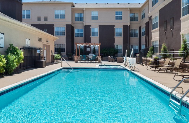 Cozy and Laptop-friendly Studio | Pool & Gym.