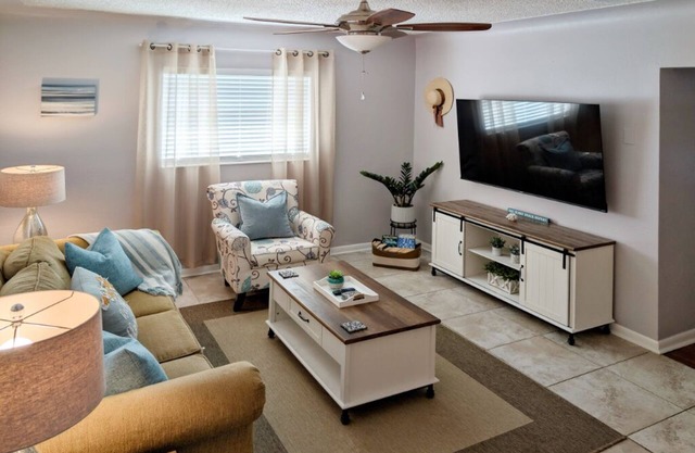 Cozy and Quiet Dog-Friendly Retreat, Perfectly Located Near Madeira Beach.