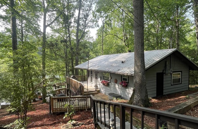 Cozy and Romantic Lake Front Cottage perfect to use for a Get Away or Honeymoon!