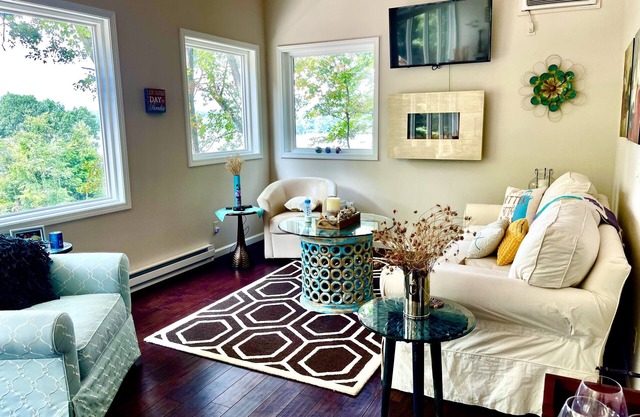 Cozy and Serene Two Bedroom Cottage on the Lake