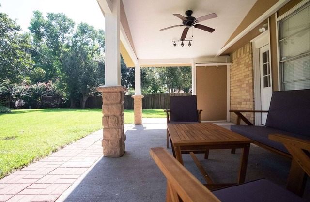 Cozy and Spacious 3 Bedroom Home in Sugarland