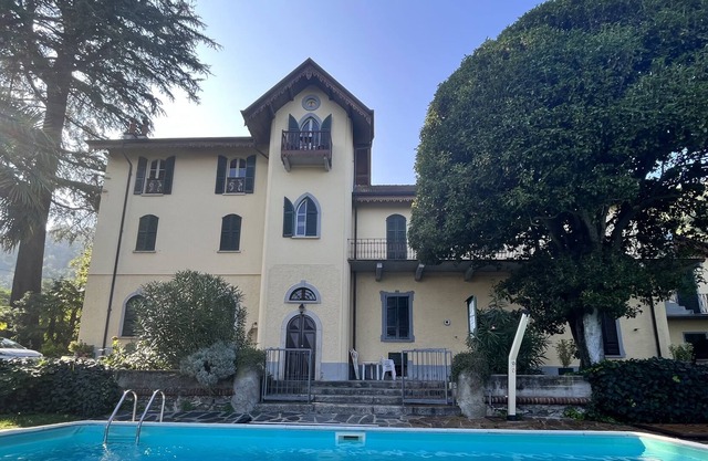 Cozy and spacious apartment in historic villa with lake view and swimming pool