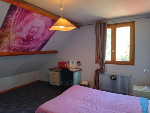 Cozy and tranquil double room with large desk