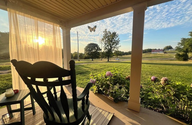 Cozy and tucked away retreat in Nashville's hidden gem neighborhood