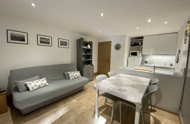 Cozy Apartment 6 Guests, Balcony, Pool Access, Close to Slopes and Amenities