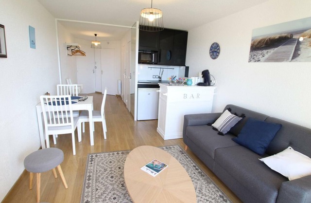 Cozy apartment with balcony, sea view, Internet and parking in Donville-les-Bains