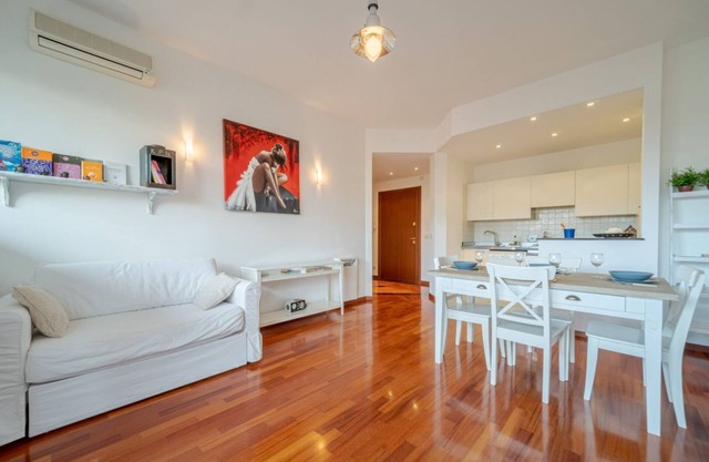 Cozy apartment equipped with every type of comfort to accommodate up to 2 people. The flat is located in a quiet residential area equipped with the essential services for a comfortable stay, just a 7-minute walk from the Genova Sturla station, with which