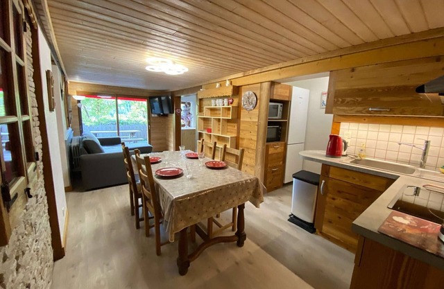 Cozy apartment for 6 with large terrace and parking, close to activities
