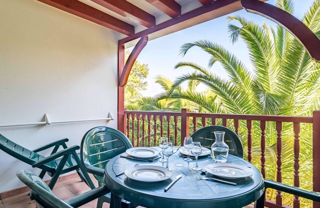 Cozy Apartment in Ciboure with Pool, Balcony, and Golf Nearby