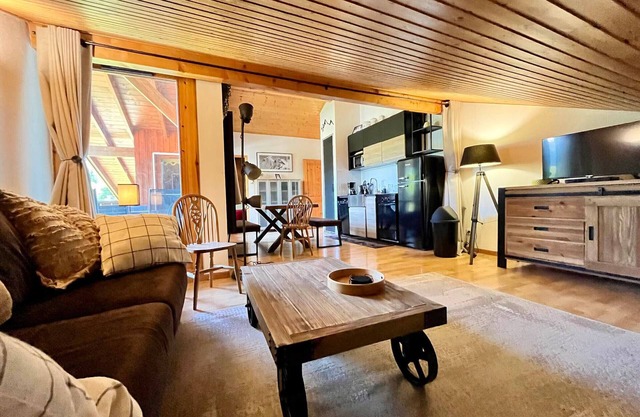 Cozy Apartment in Quiet Residence with Indoor & Outdoor Pools, Near Samoëns Center