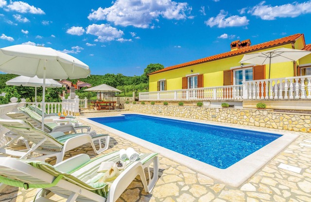 Cozy apartment in Rabac with WiFi
