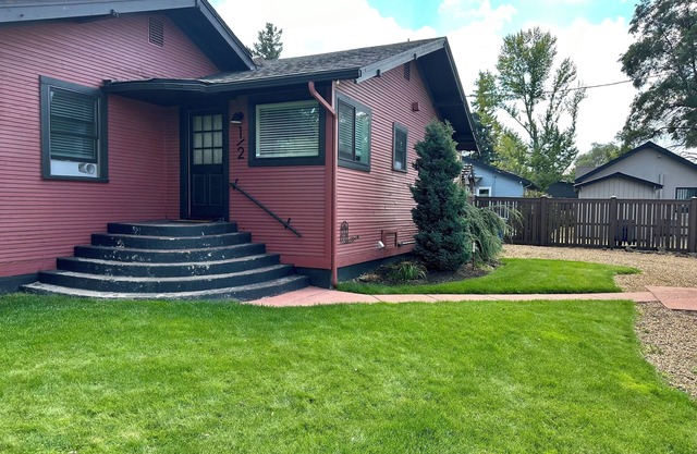 Cozy apartment in wonderful Bend with WiFi, AC