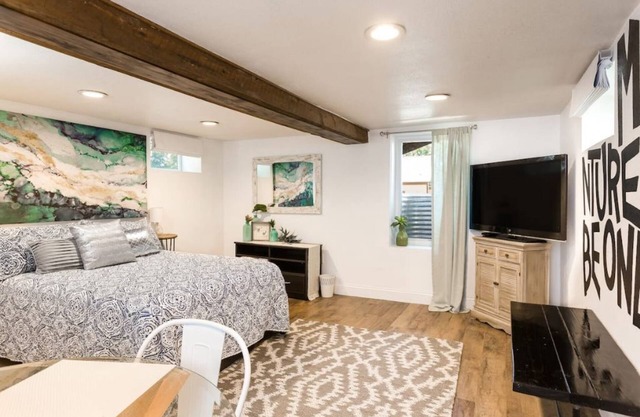 Cozy Apartment Minutes from Downtown