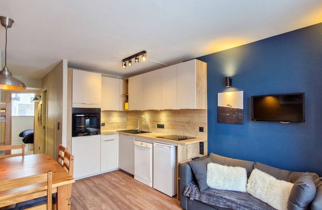 Cozy Apartment near Ski Slopes with Balcony, TV, and Kitchenette