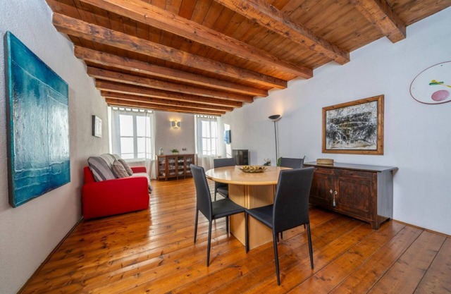 Cozy apartment of 55 sqm, able to accommodate up to 3 people, located on the third floor of a building without elevator. The location is great! In the center of Udine, overlooking Piazza Giacomo Matteotti; a few steps from the main points of interest, su