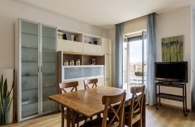 Cozy apartment of 90 sqm, can accommodate up to 5 people, located on the sixth floor of a building with a lift (NOT suitable for disabled people).The property is located in an area well connected by public transport, the metro line B "Piramide" is 350 me