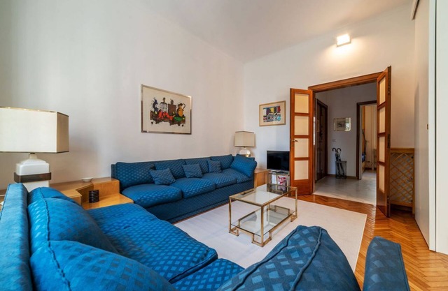 Cozy apartment of 90 sqm, can accommodate up to 5 people, located on the second floor of a building with a lift (NOT suitable for disabled people - 6 steps to access). The accommodation is located near one of the venues of the Sapienza University of Rome