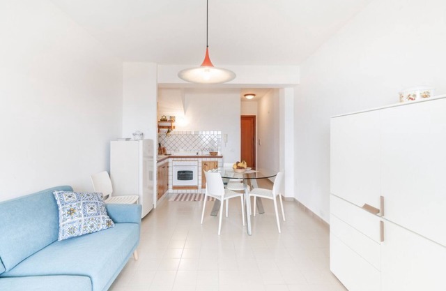 Cozy apartment of about 55 square meters, organized on two levels, able to comfortably accommodate up to 4 people, located on the third floor of a building with lift (4 steps to access it). The accommodation is located inside the Erice Beach Residence, w