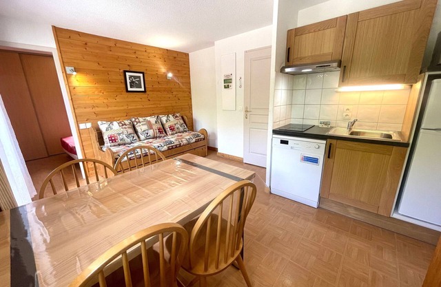 Cozy Apartment with Balcony, Parking, and Pool at the Foot of Ski Slopes