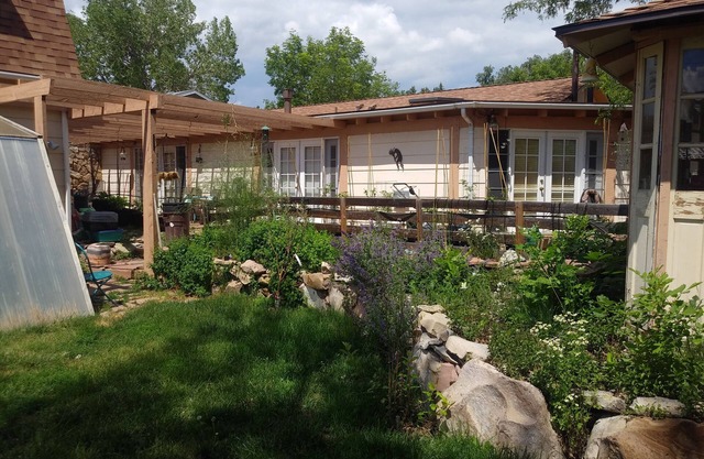 Cozy Basement Apt. Separate Entrance 30-day min.