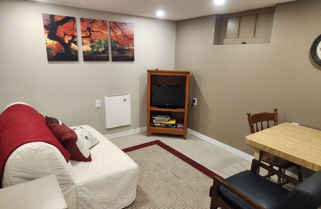 Cozy Basement Suite Near Downtown (Non-Smoking) n