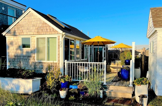 Cozy Bayside Cottage With Huge Outdoor Living Space and Private Beach (2313)
