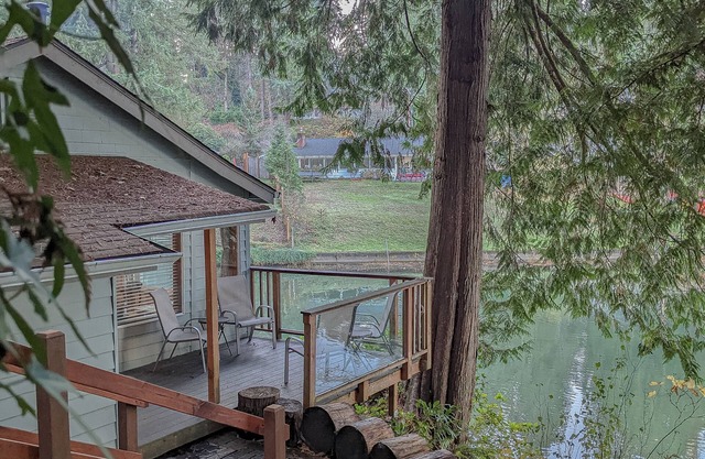 Cozy Beach Cottage on Budd Bay — Pet Friendly!
