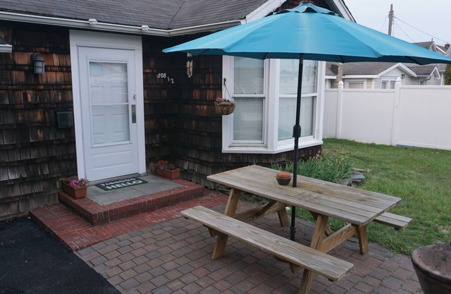 Cozy Beach Cottage on Rear of Property. Just 4 BLOCKS from the beach!