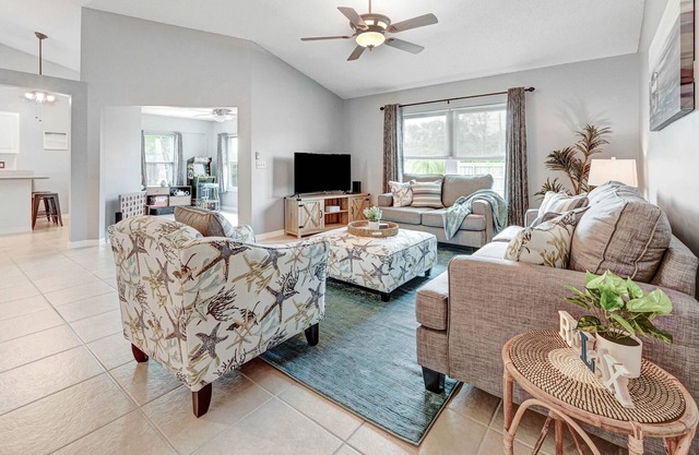 Cozy Blue Palm w/Game Room Centrally Located