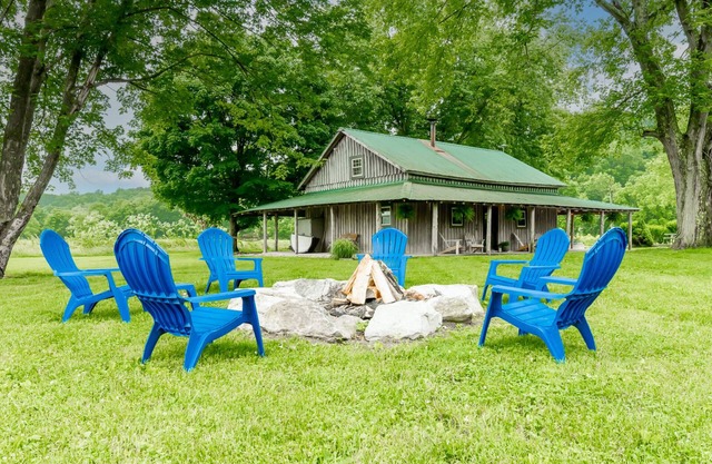 Cozy Bourbon Country Cabin with HOT TUB and Fire Pit on Brashears Creek