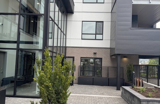 Cozy brand new 1 bedroom Condo , close to Hospital , UFV & downtown Abbotsford.